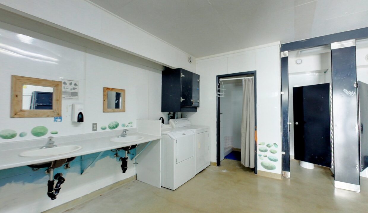 male bath rm-laundry 001