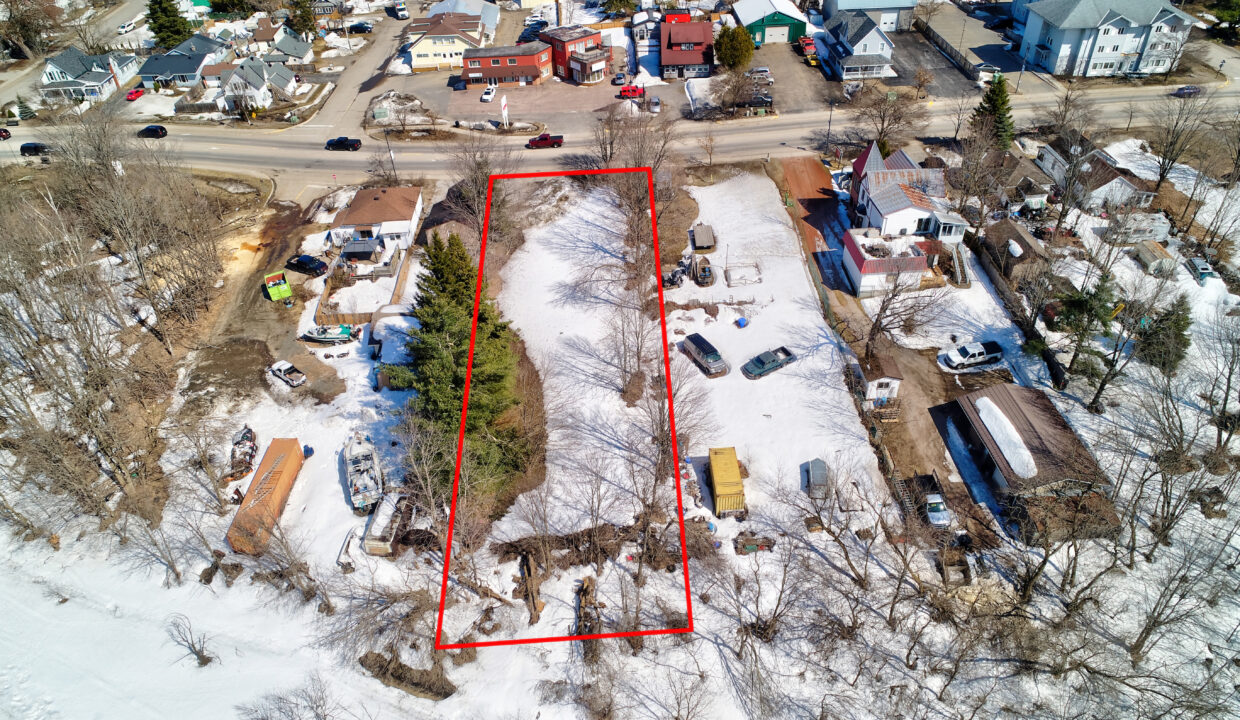 825 Muskoka Road South