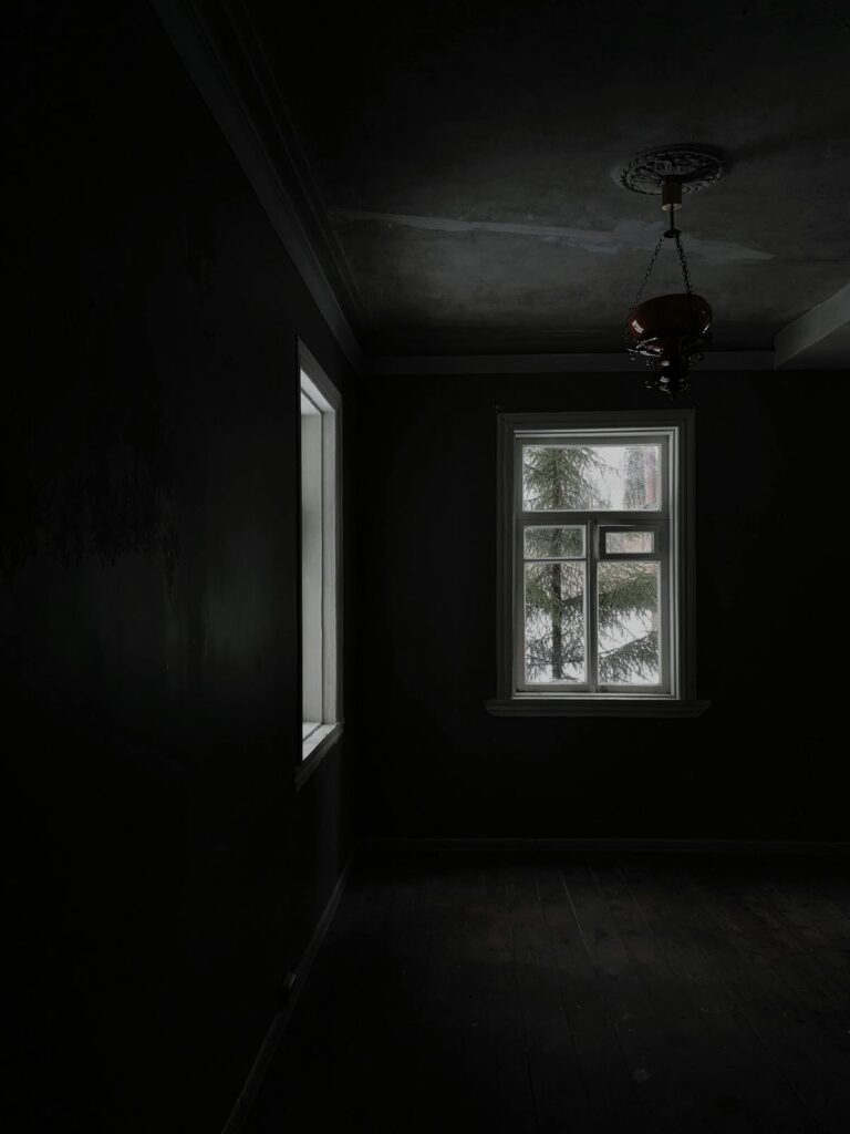 03 dark room