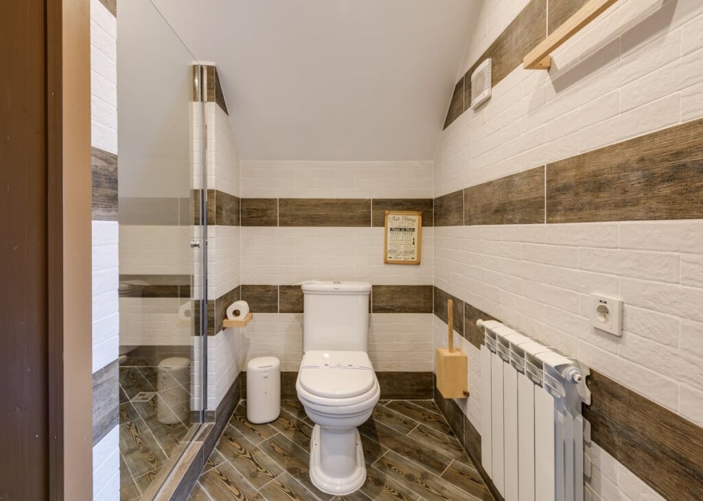 07 clean bathroom